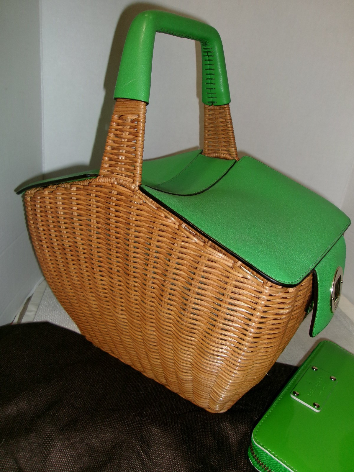 KATE SPADE APPLE GREEN PICNIC BASKET HANDBAG W/ZIP AROUNDD CLUTCH WALLET