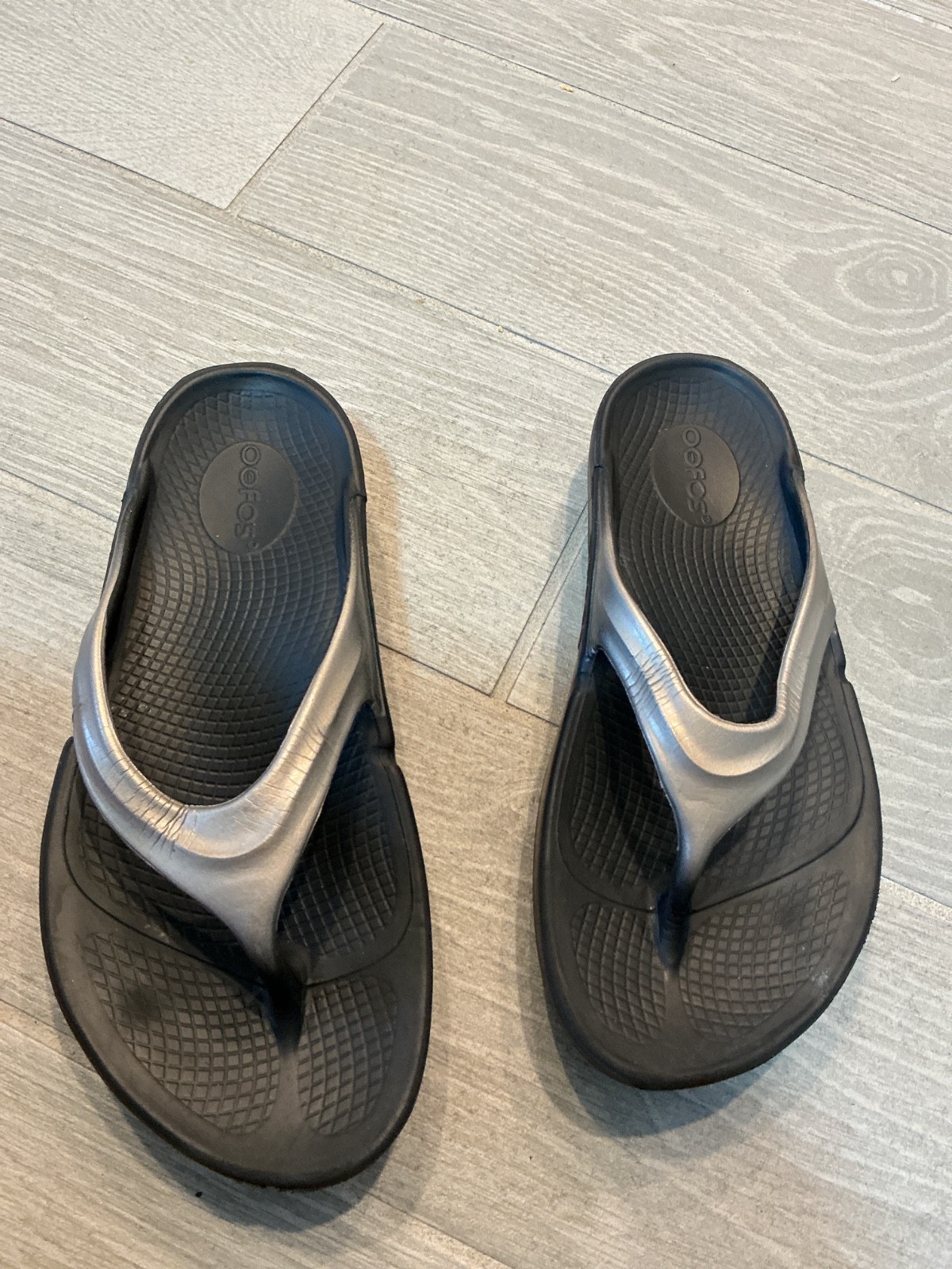 OOFOS OoLaLa LUX Metallic Silver Thong Flip Flop SANDALS Womens sz 7 Recovery