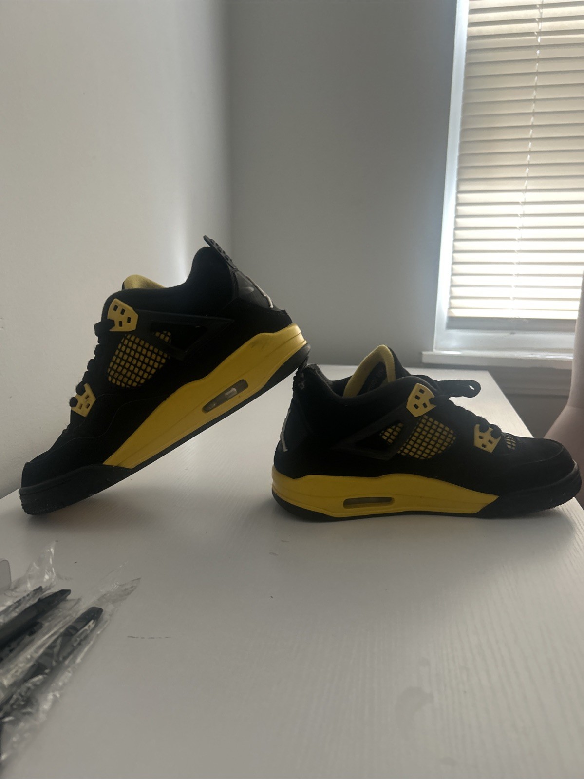 Size 7 – Jordan 4 Retro Mid Thunder