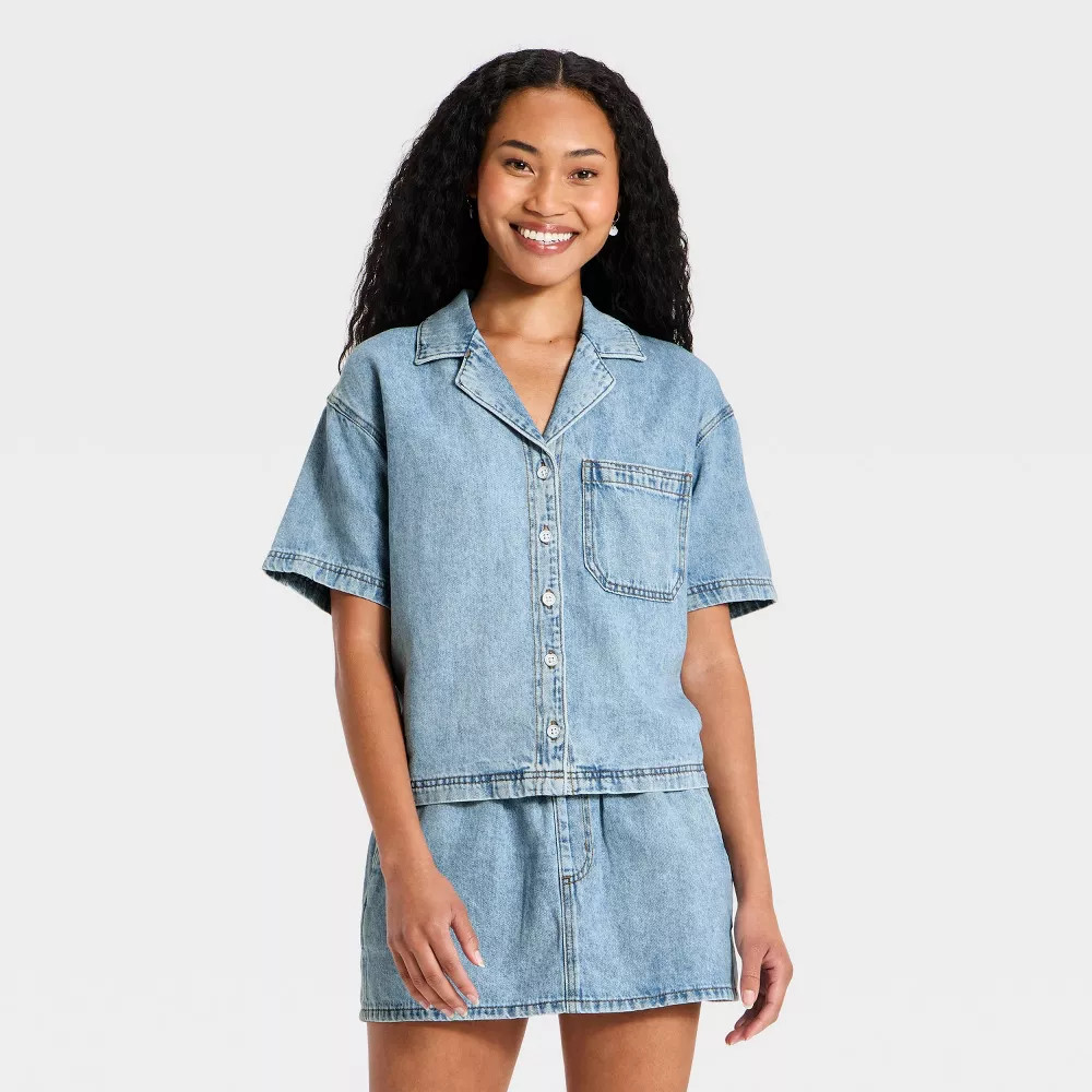 Women Short Sleeve Collared Denim Beach Shirt – Universal Thread Light Wash