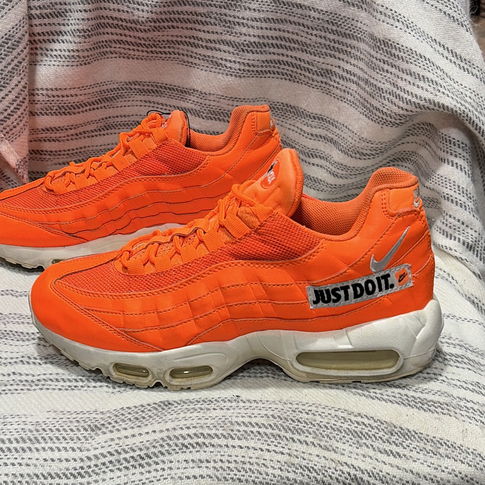 Nike Air Max 95 Just Do It Orange/White Low Top Lace-Up Men’s Sneaker AV6246-800