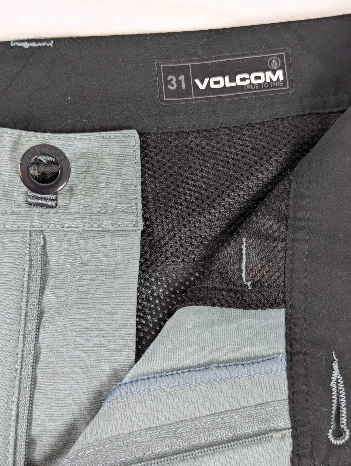 Volcom – True To This Shorts Men’s Size 31 Flat Front Modern Fit Chinos