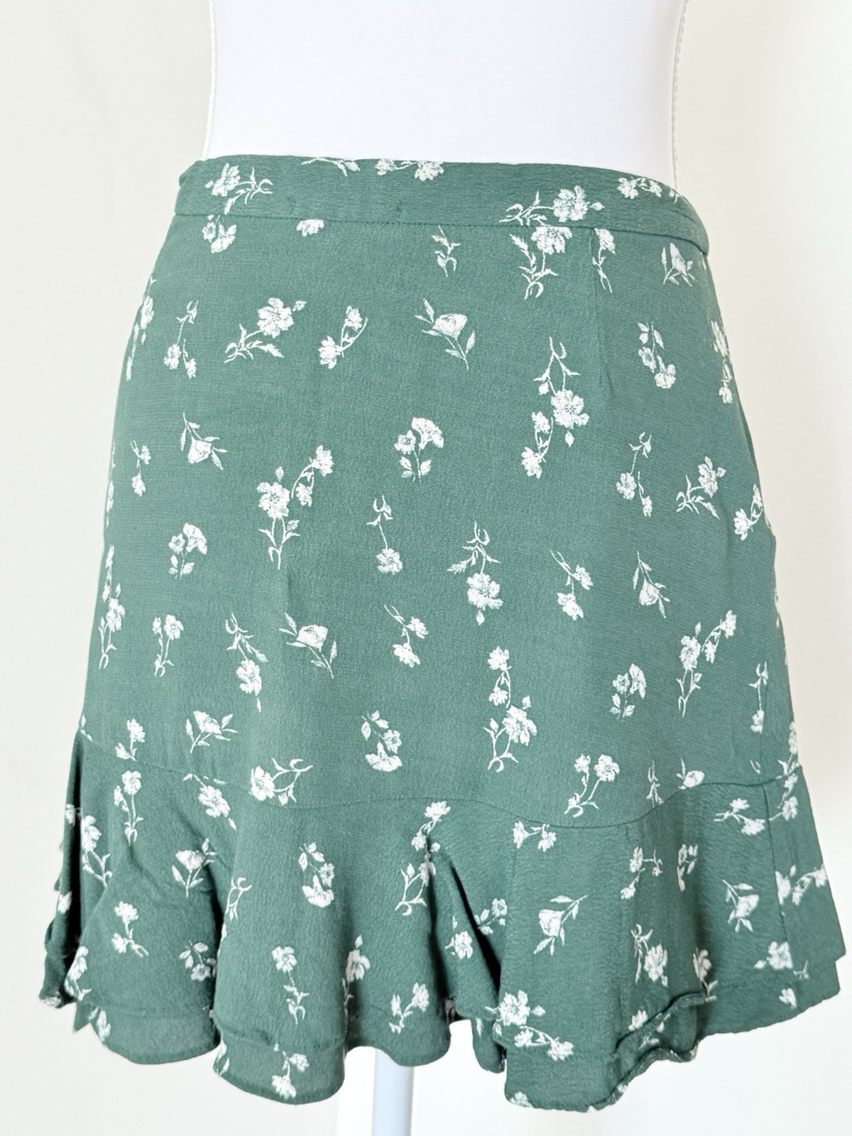 GB Women’s Green & White Floral Wrap Short Skirt Lined Ruffle Hem Size L