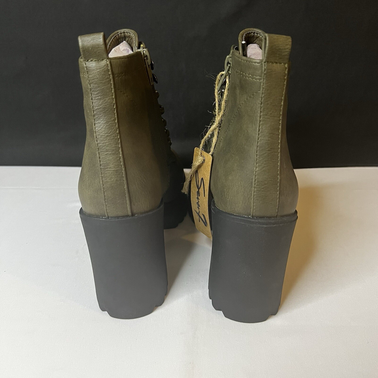 NWB Seven7 Flatiron Ankle Boots Olive Lug Sole Man-Made Materials 3.5″ Heel 8