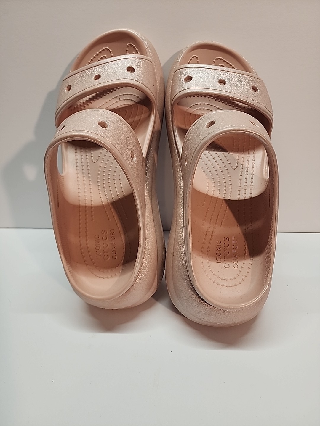 Women’s Crocs Classic Crush Shimmer Sandals in a rose gold color Sz W9 M7