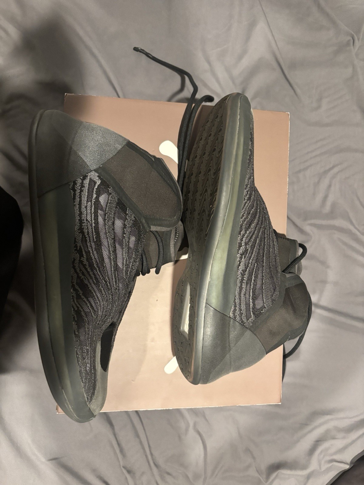USED NO BOX! Size 10.5 adidas Yeezy Quantum Onyx