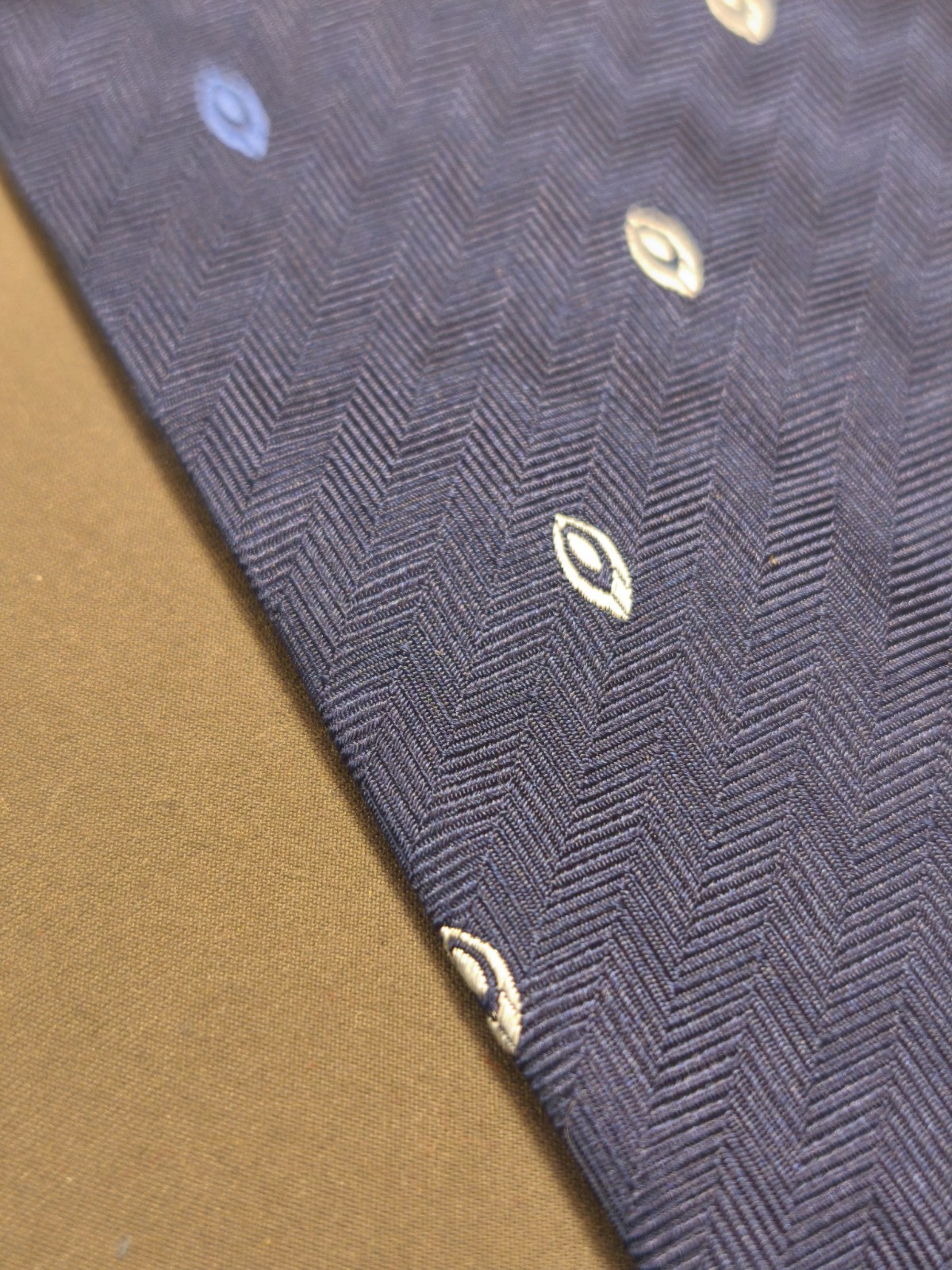 Octavian Couple – Solid Color Tailored Tie with Geometric Micro Design