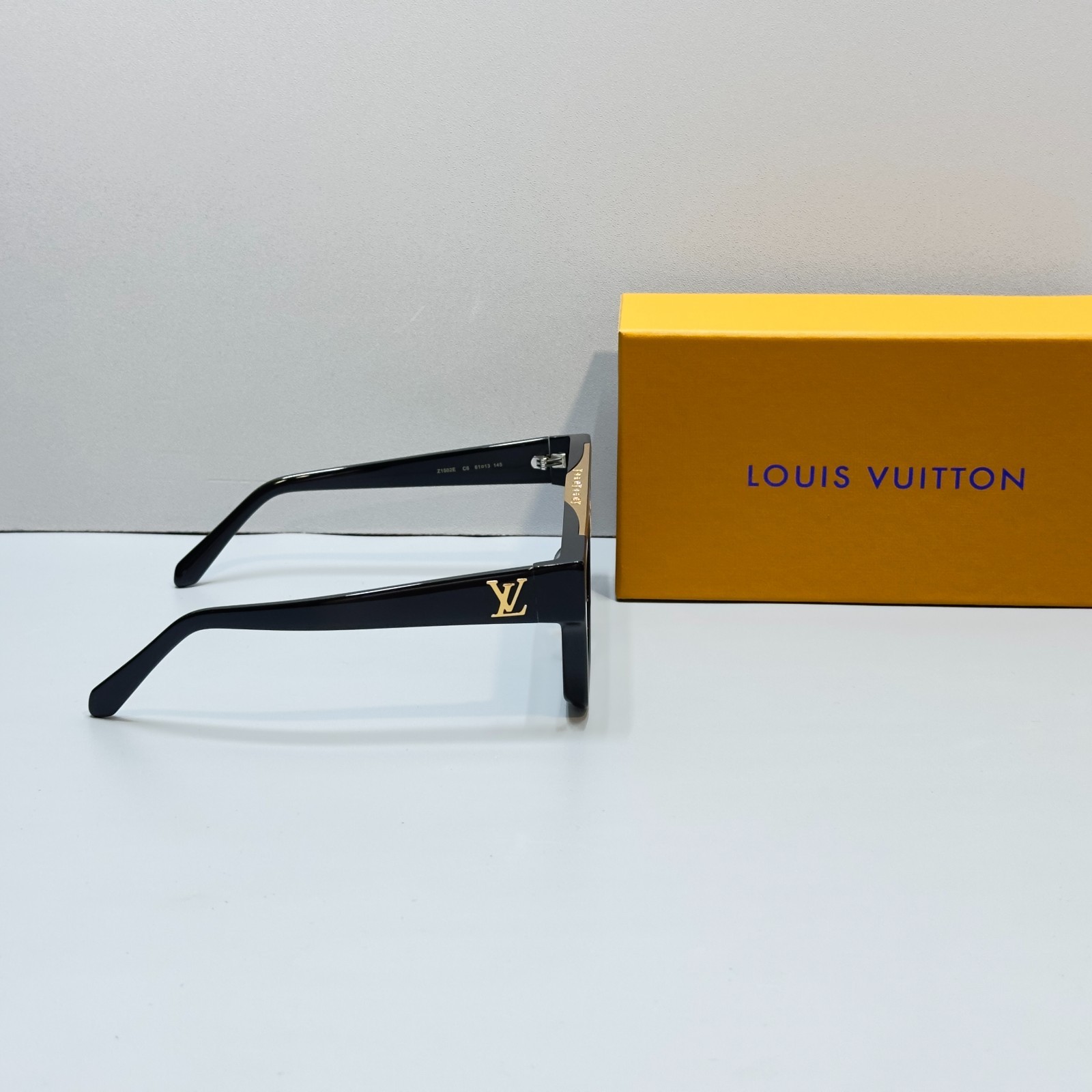 Louis Vuitton Z1502E Sunglasses Black Frame Gray Lens Gold Detail New Box