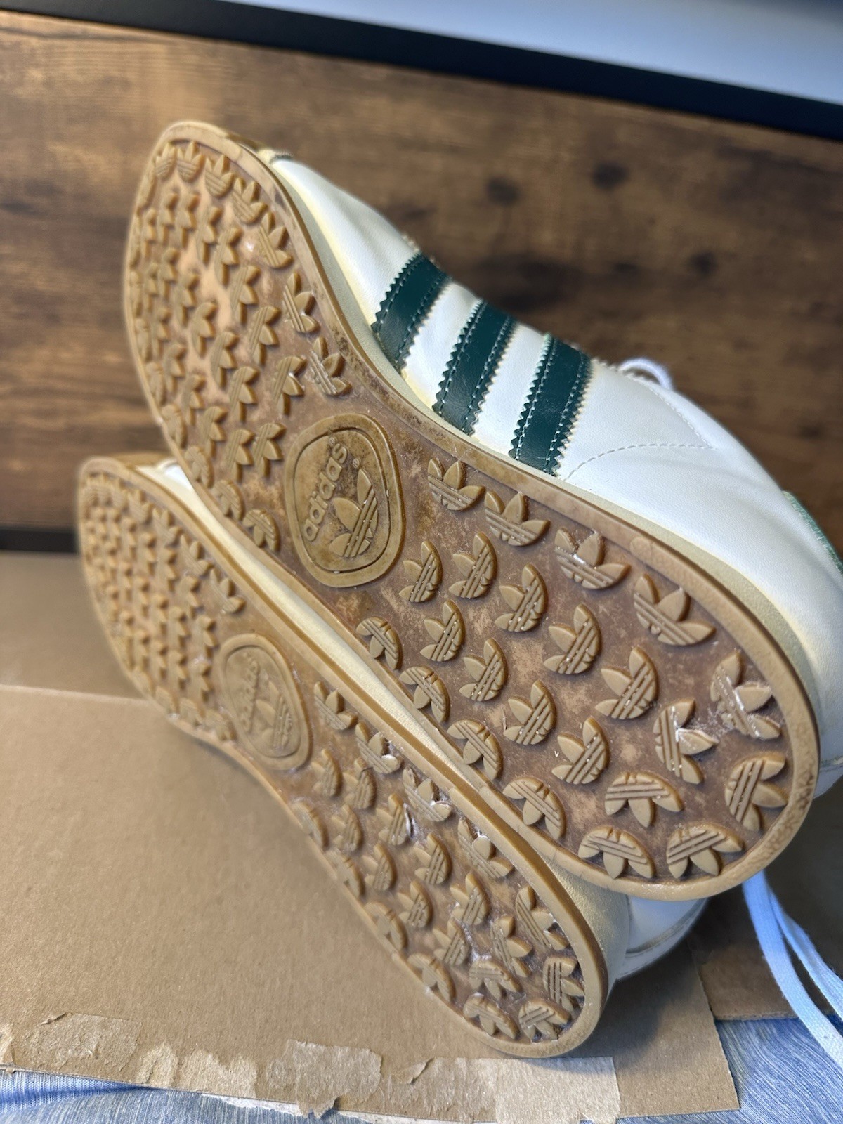 Adidas Samoa 6.5 White Green Suede Low Top Lace Up Cushioned Gum Leather AIF7166