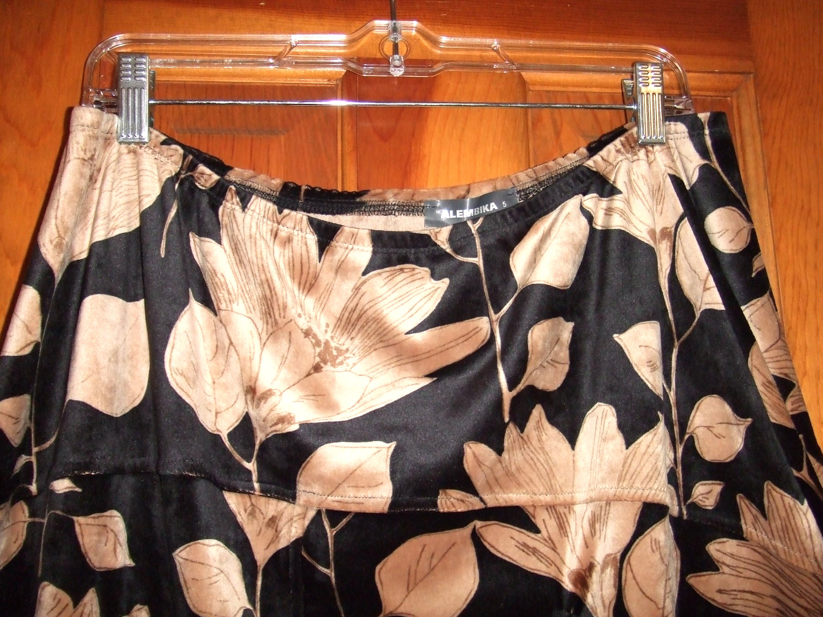 ALEMBIKA floral print velour barrel midi skirt w/elastic waist. Size 5-XL.