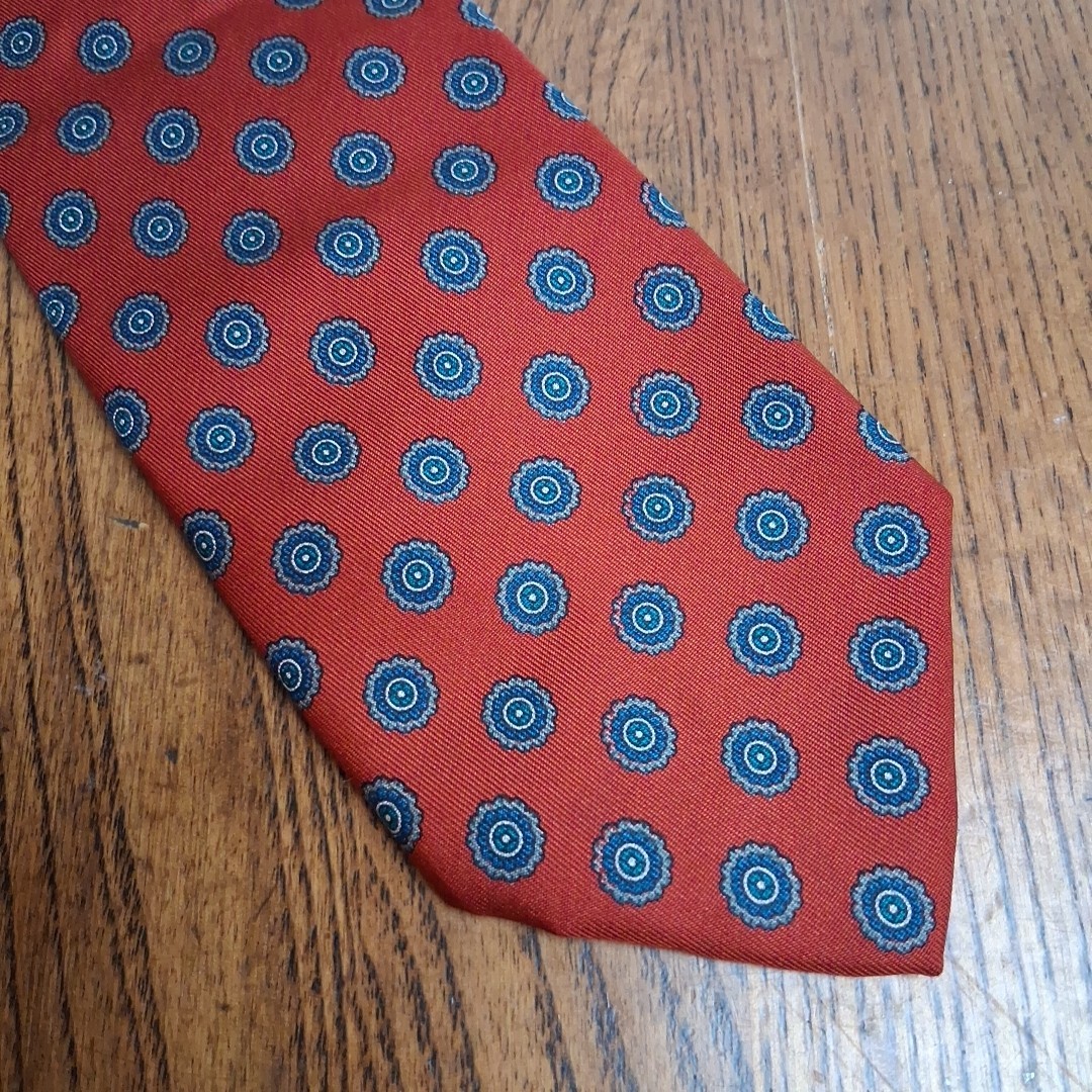 Robert Talbott Silk Tie Red Medallion Foulard Hand Sewn England USA 3.25 in Wide