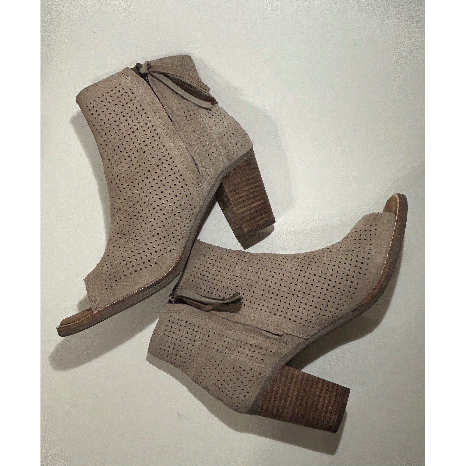 Toms Majorca Peep Toe Booties Taupe Perforated Suede Tassel 7 10004983