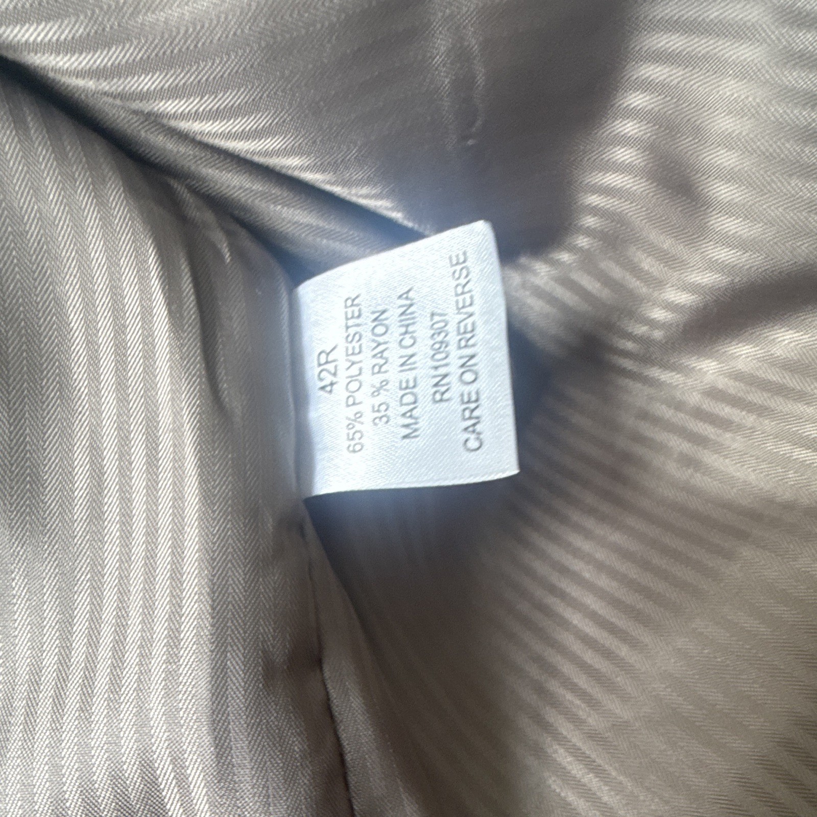 Giorgio Ferraro 2-Piece Gray Herringbone Suit 42R 36W Regular Fit