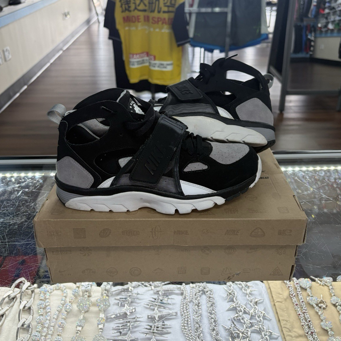 Nike Air Trainer Huarache Black/Medium Grey/White Mid Top 2011 679083-010
