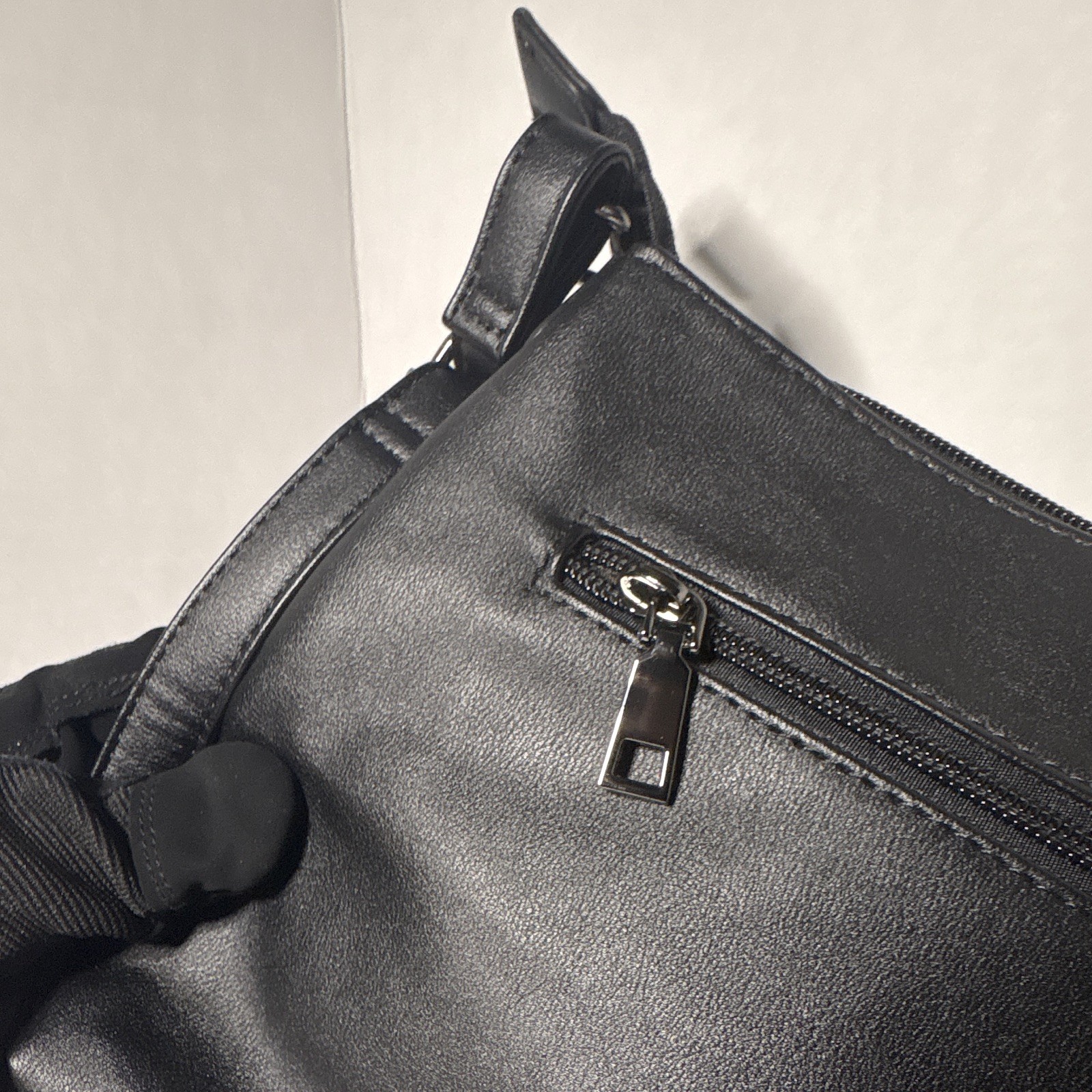 MASINTOR Black Medium Crossbody Bag Zip Tassel Detachable Strap Pockets