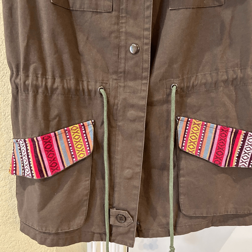 En Creme olive cargo vest with multi colored pocket size medium NWT