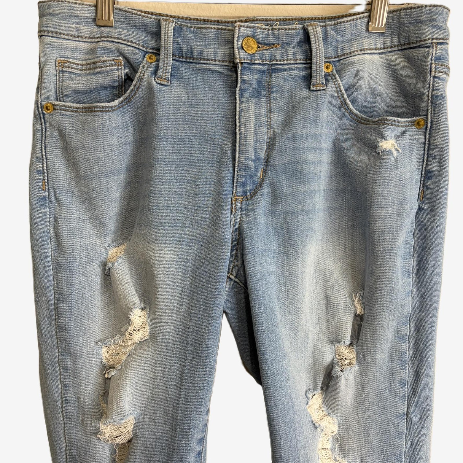 Universal Thread Women’s Mid Rise Skinny Jeans Distressed Light Wash 10 30R EUC