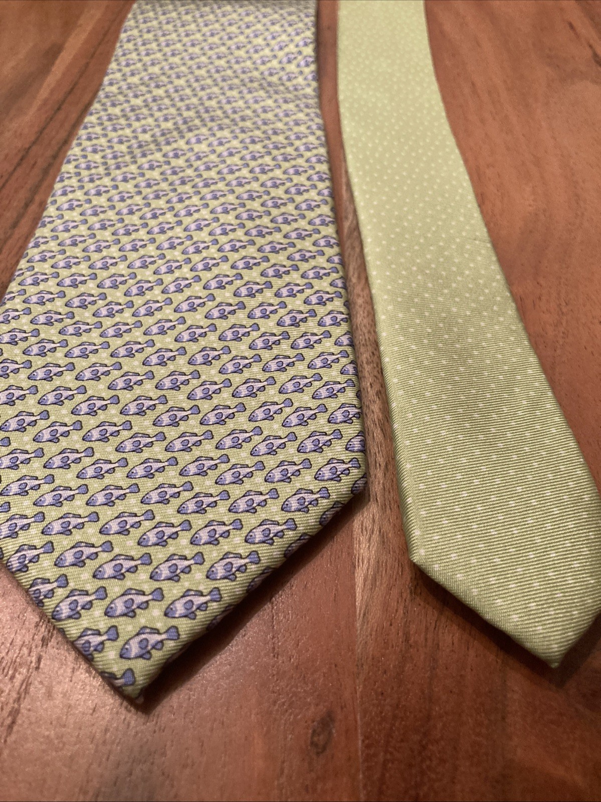 Tommy Hilfiger Green Silk Tie Blue Fish Pattern 3.25″ x 59″ | T880
