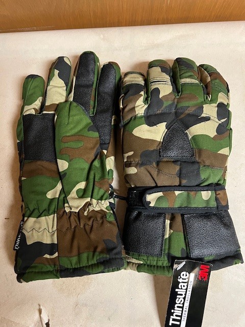 Thinsulate Brand, Thermal Insulation Gloves, Camo. Size Large.