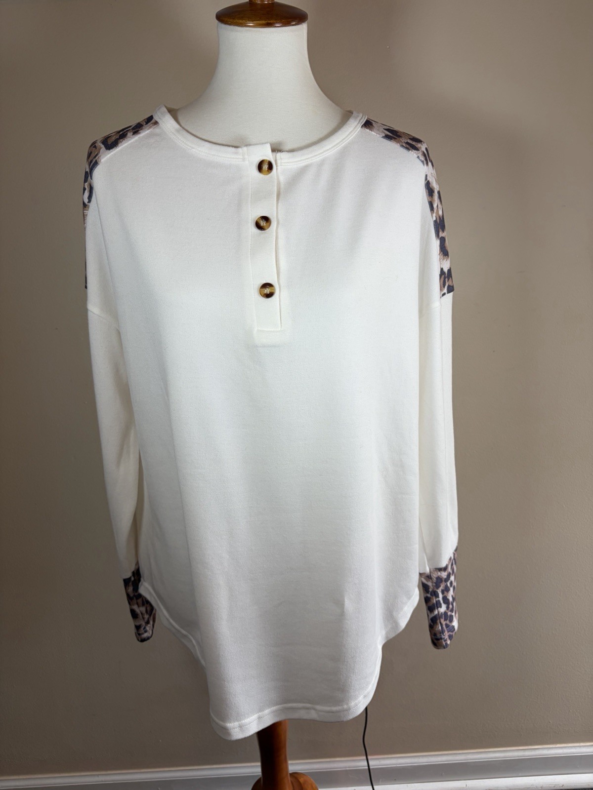 White Knit Long Sleeve Crew Neck Leopard Print Button Accent Top Size Regular