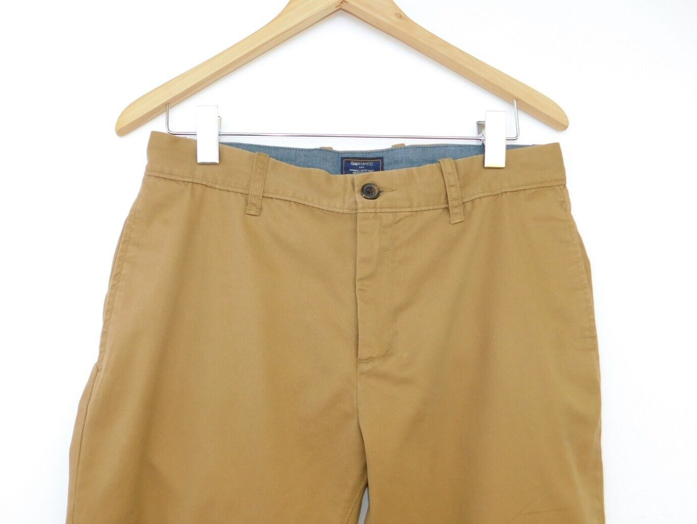 GAP Men Khaki Pants Size 31/32 Brown Classic Taper Wrinkle Resistant