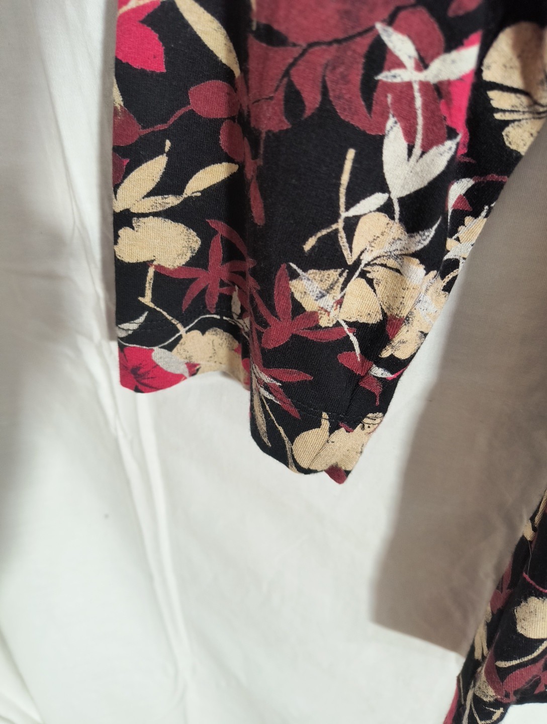 Amber Sun S V-neck 3/4 Sleeve Black Burgundy Pink Floral Top