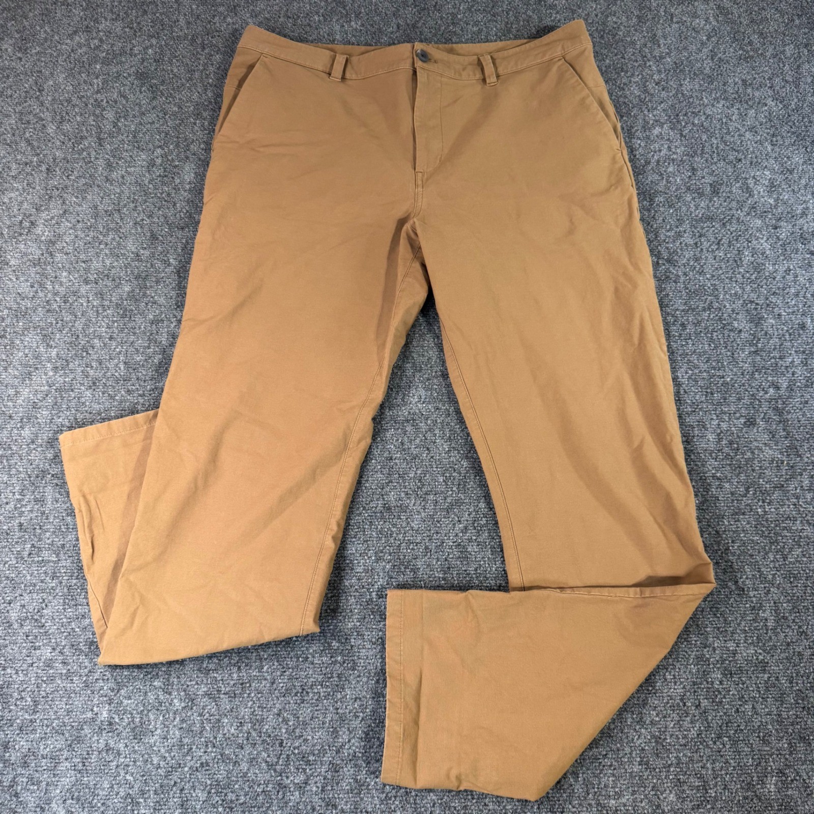 Vuori Meta Pants Mens 35×31 Camel Brown Technical Stretch Chino Trousers V430