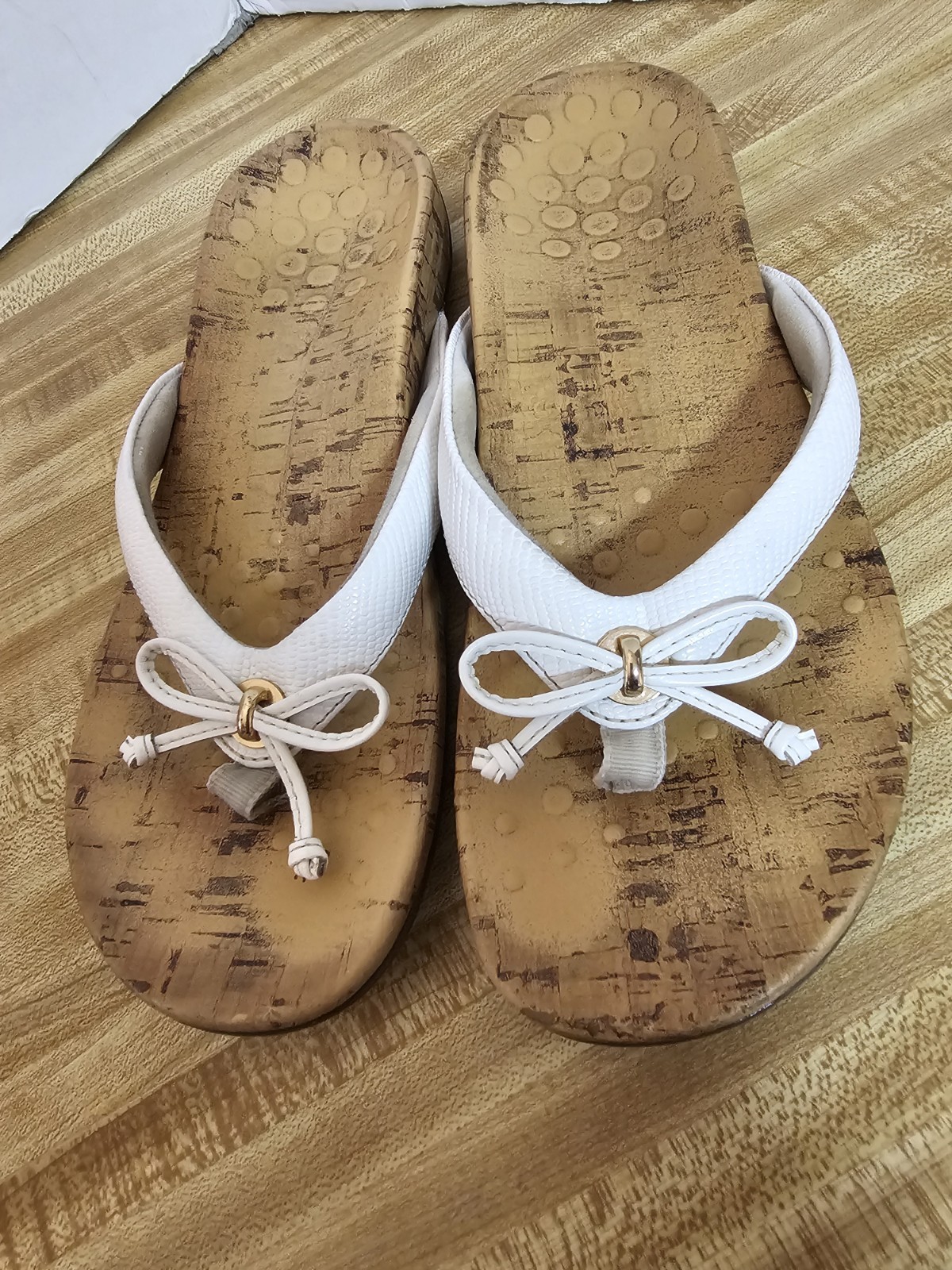 Vionic Bella II White Bow Sandals Womens Size 8-8.5 Orthotic Thong Flip Flop EUC