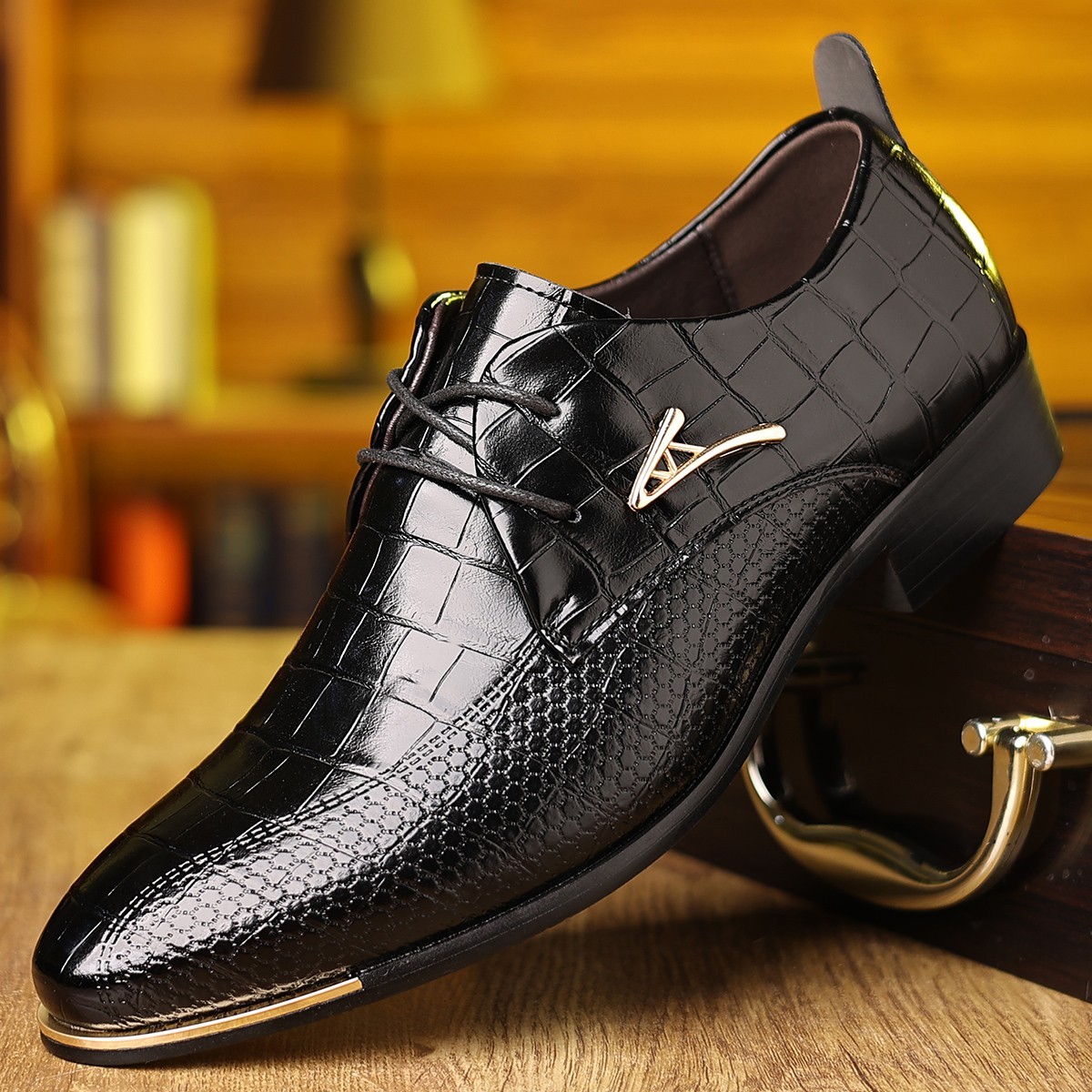 Men’s formal shoes, checkered lace up Oxford shoes, worn for formal occasions
