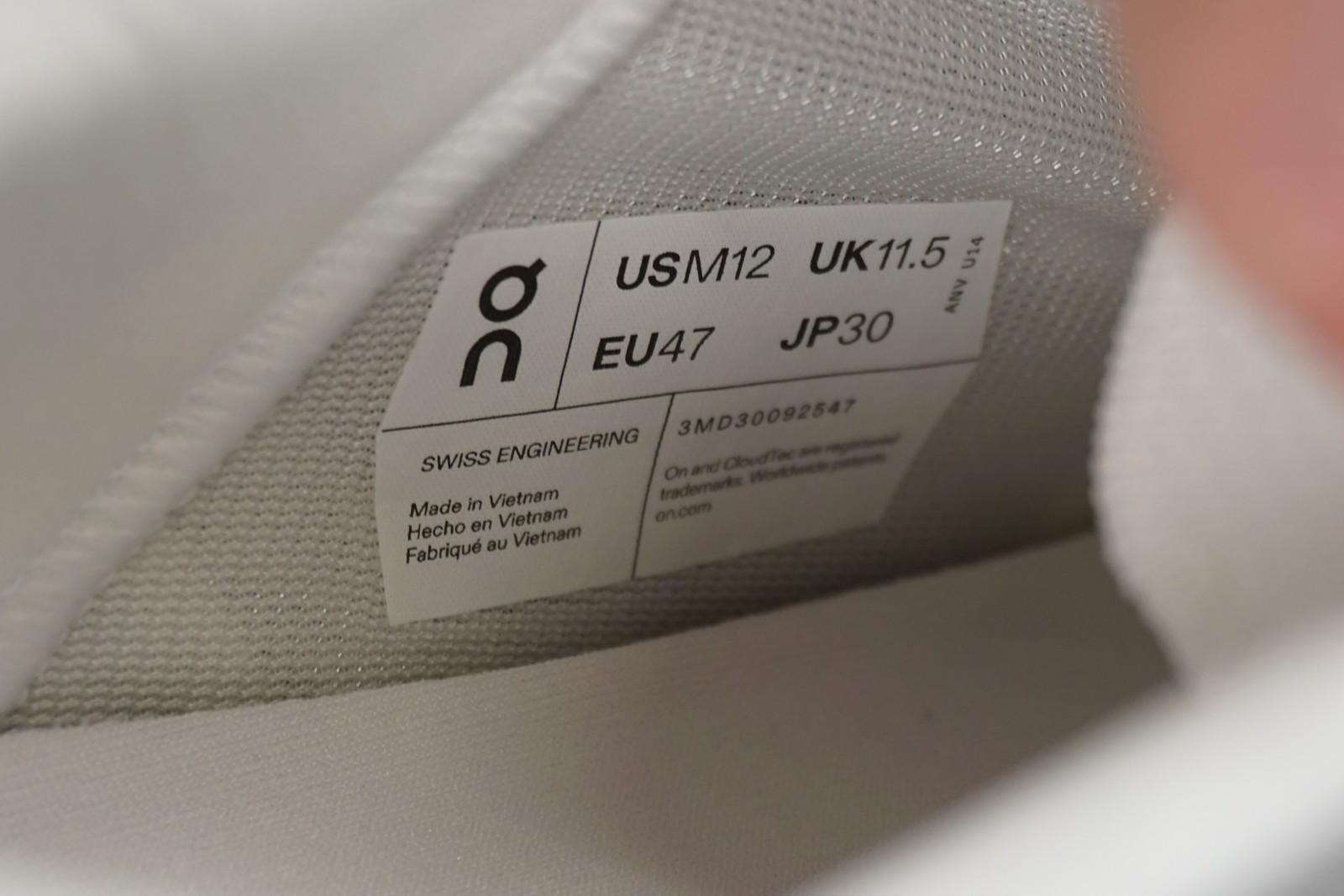 On Cloudeclipse Running Sneakers In Alloy/White – Men’s Size 12 (3MD30092547)