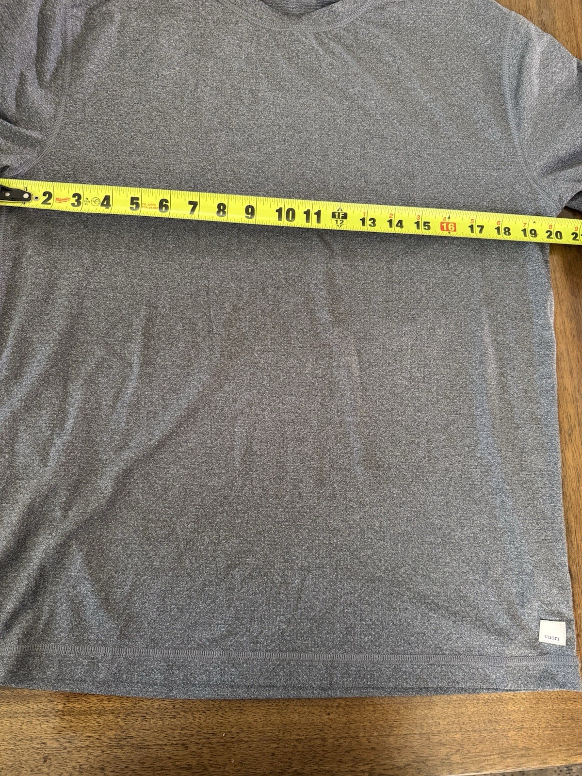 Vuori Tradewind Performance Tee Shirt 2.0 Black Heather Mens Size Medium