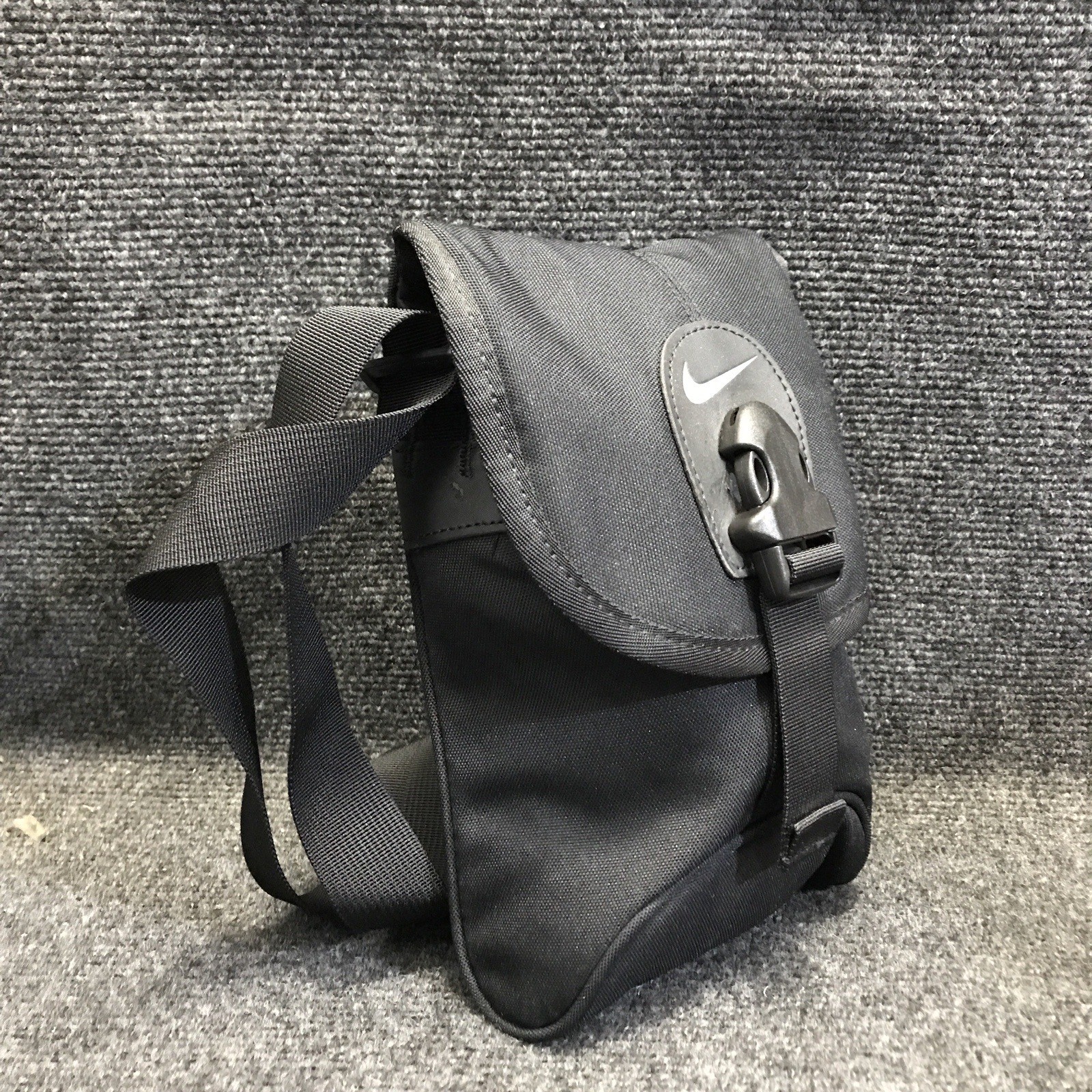 Nike BA1797-054 Black Adjustable Crossbody Shoulder Strap Bag w/ Clip Close Top