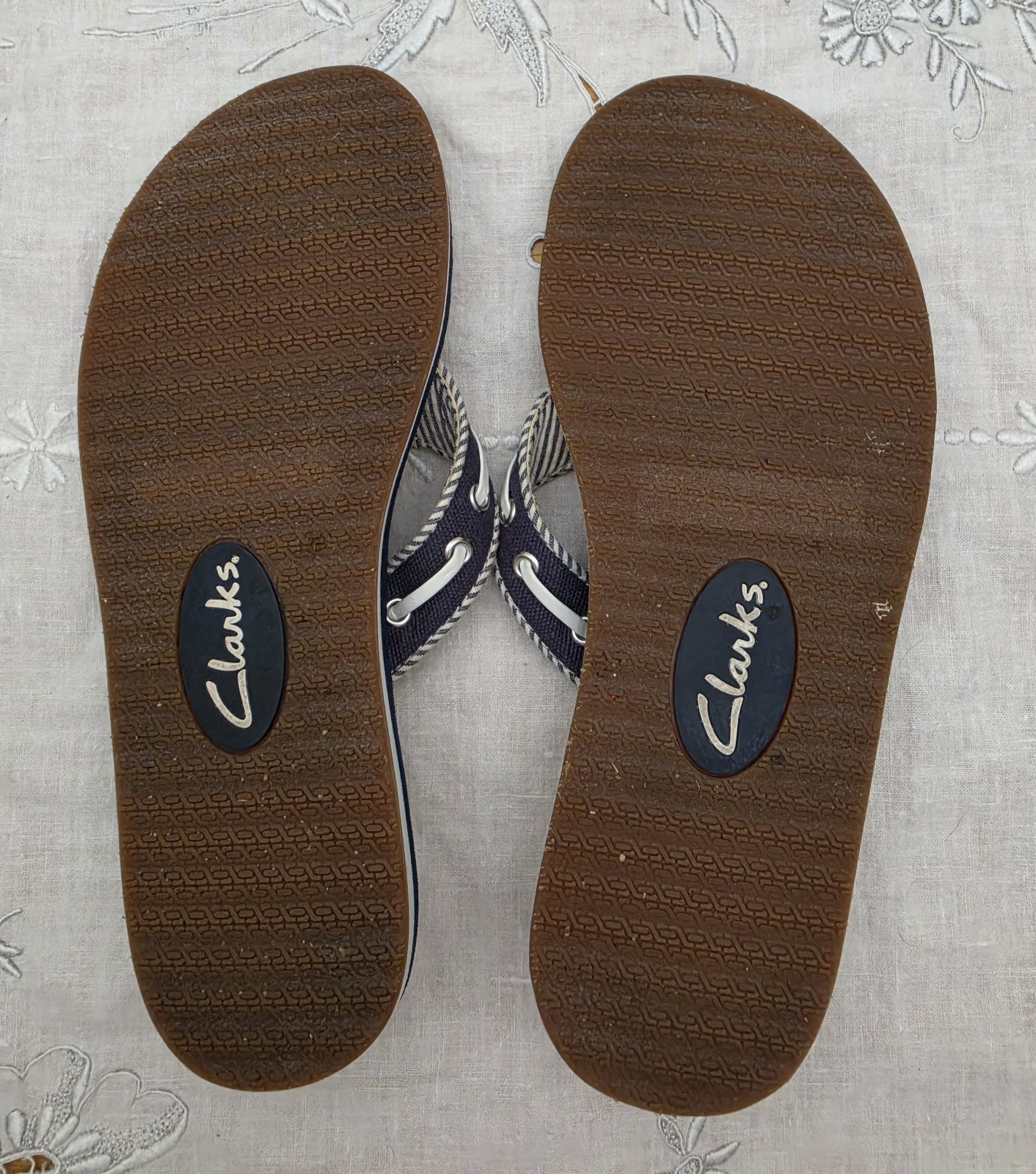 Clarks Collection Womens Slip On Blue/White Thong Flip Flop Sandal, 6M