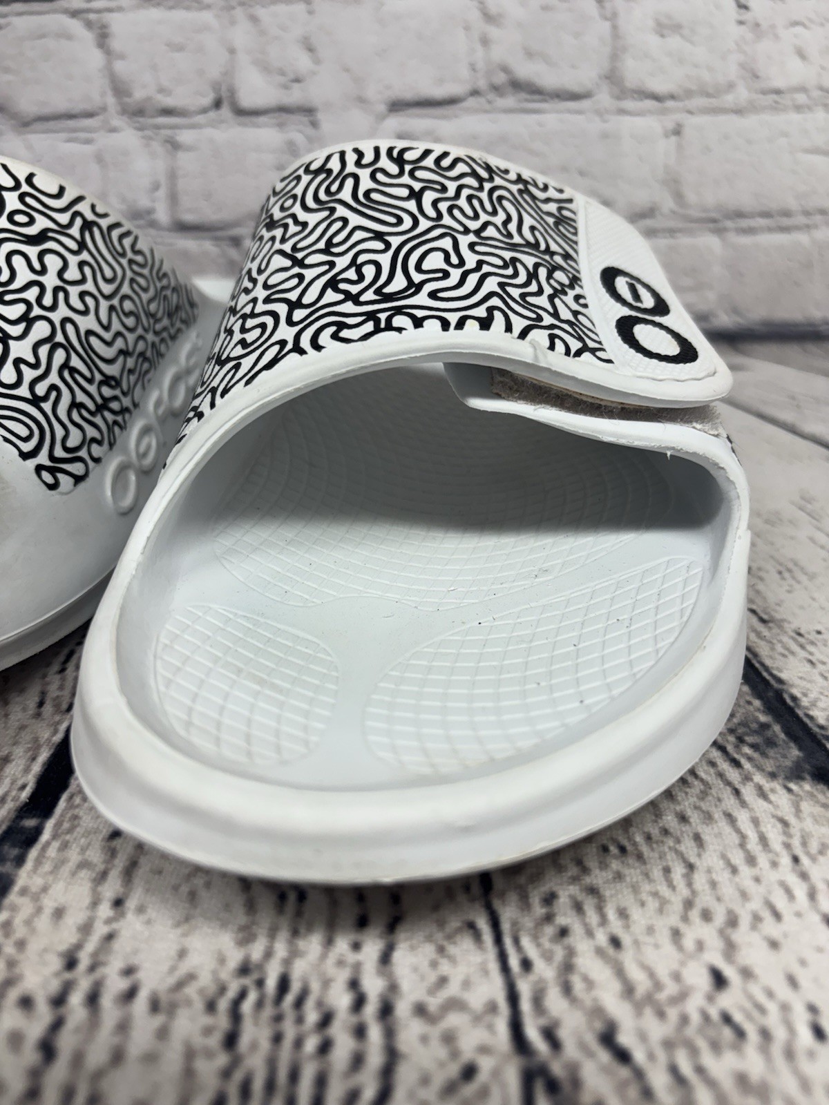 OOFOS OOahh Sport Flex Sandal Limited White Labyrinth Unisex Men’s 12 Women’s 14