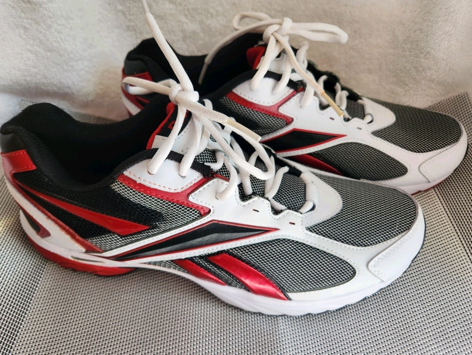 Reebok Men’s Size 10.5 ~ Reebok Sneakers Pheehan Run Leather Mesh Red Black