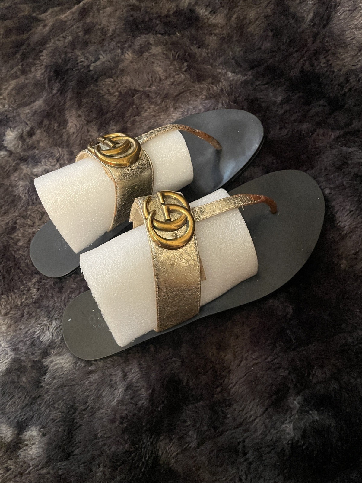 Gucci Logo Thong Sandals Women size 8 Black/Gold Rubber Slip-On