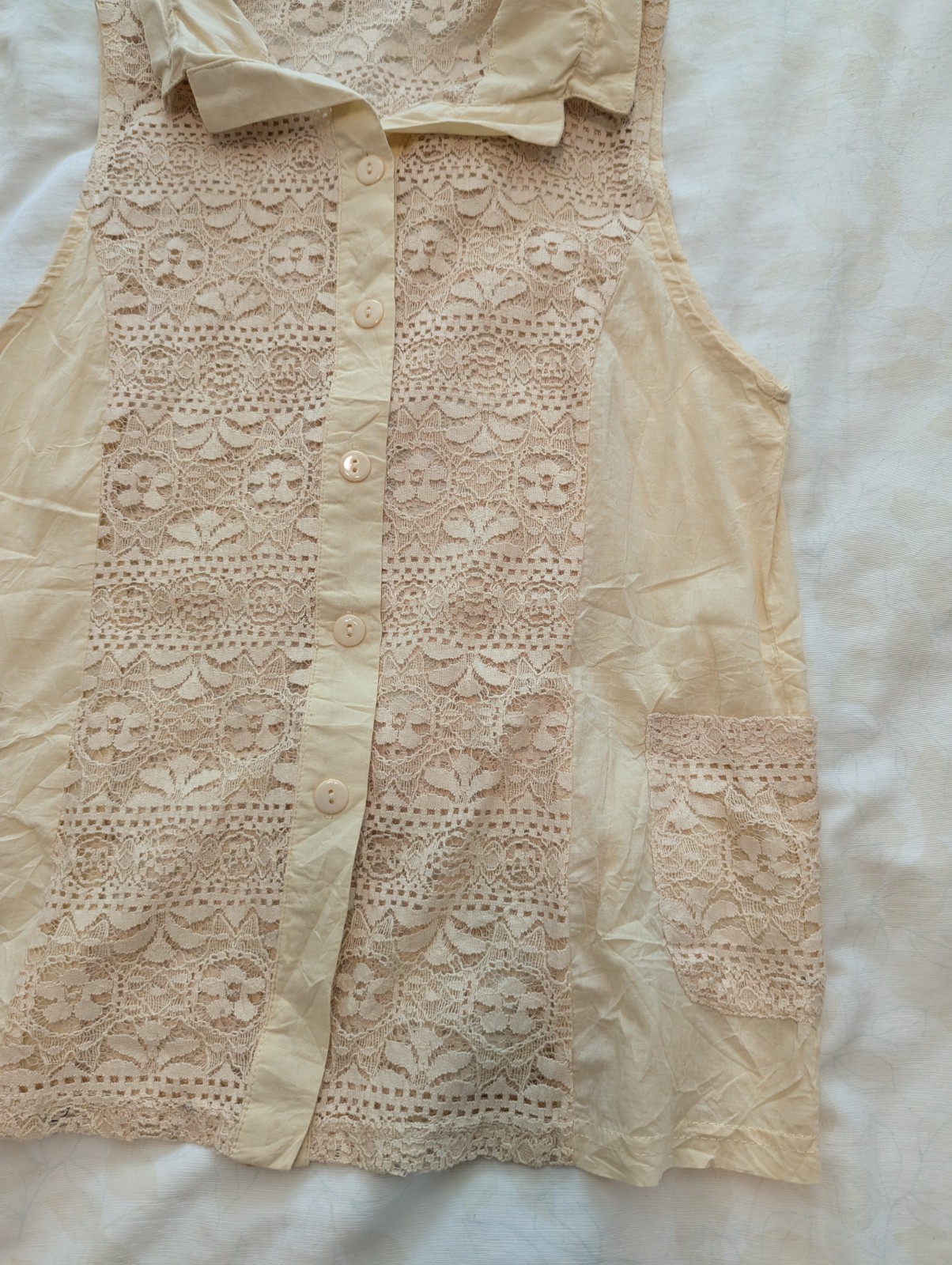 NWOT Cream sleeveless button up top with lace panels Size M