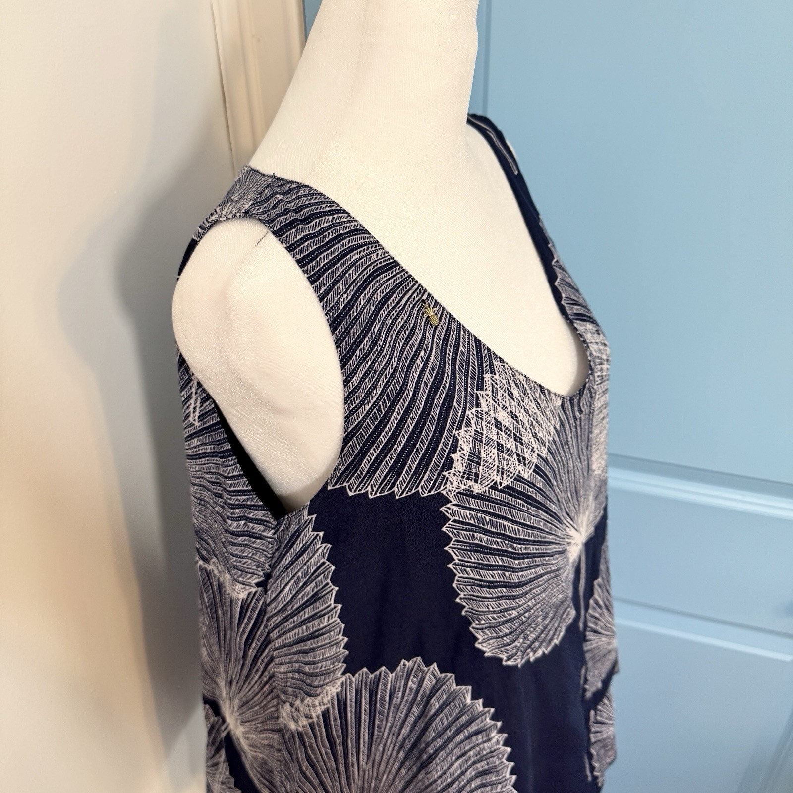 Pineapples Hawaii Sleeveless Blouse Tank Top Navy Tropical Leaf Print Women’s M