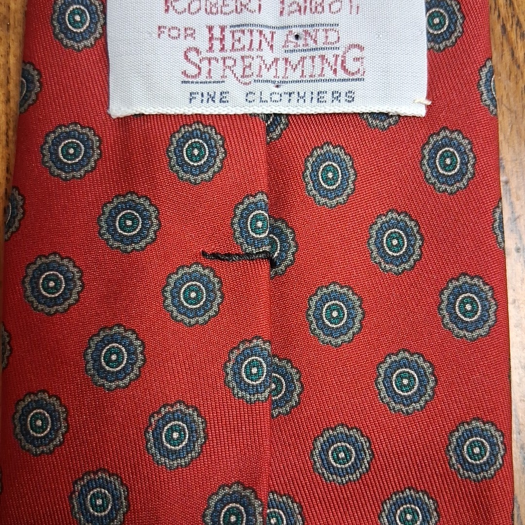 Robert Talbott Silk Tie Red Medallion Foulard Hand Sewn England USA 3.25 in Wide