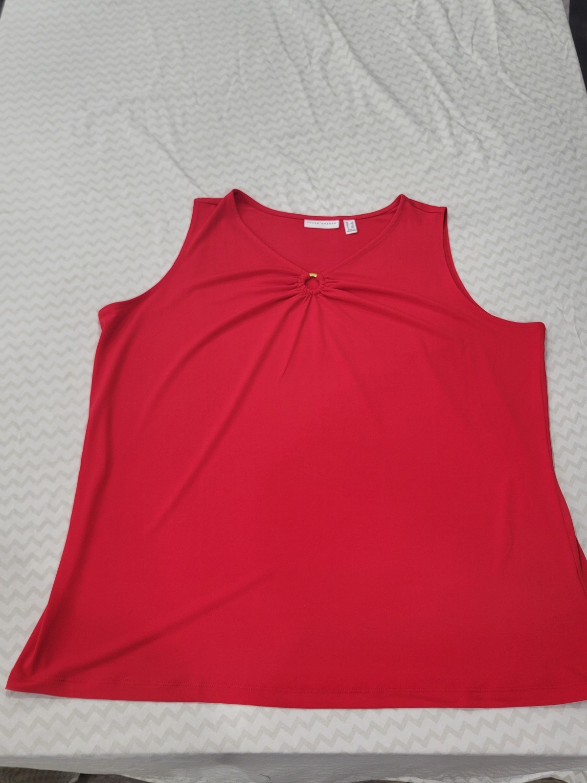 Susan Graver Sleeveless Blouse Womens Size 1XRed Keyhole Brooch Detail Neck Line