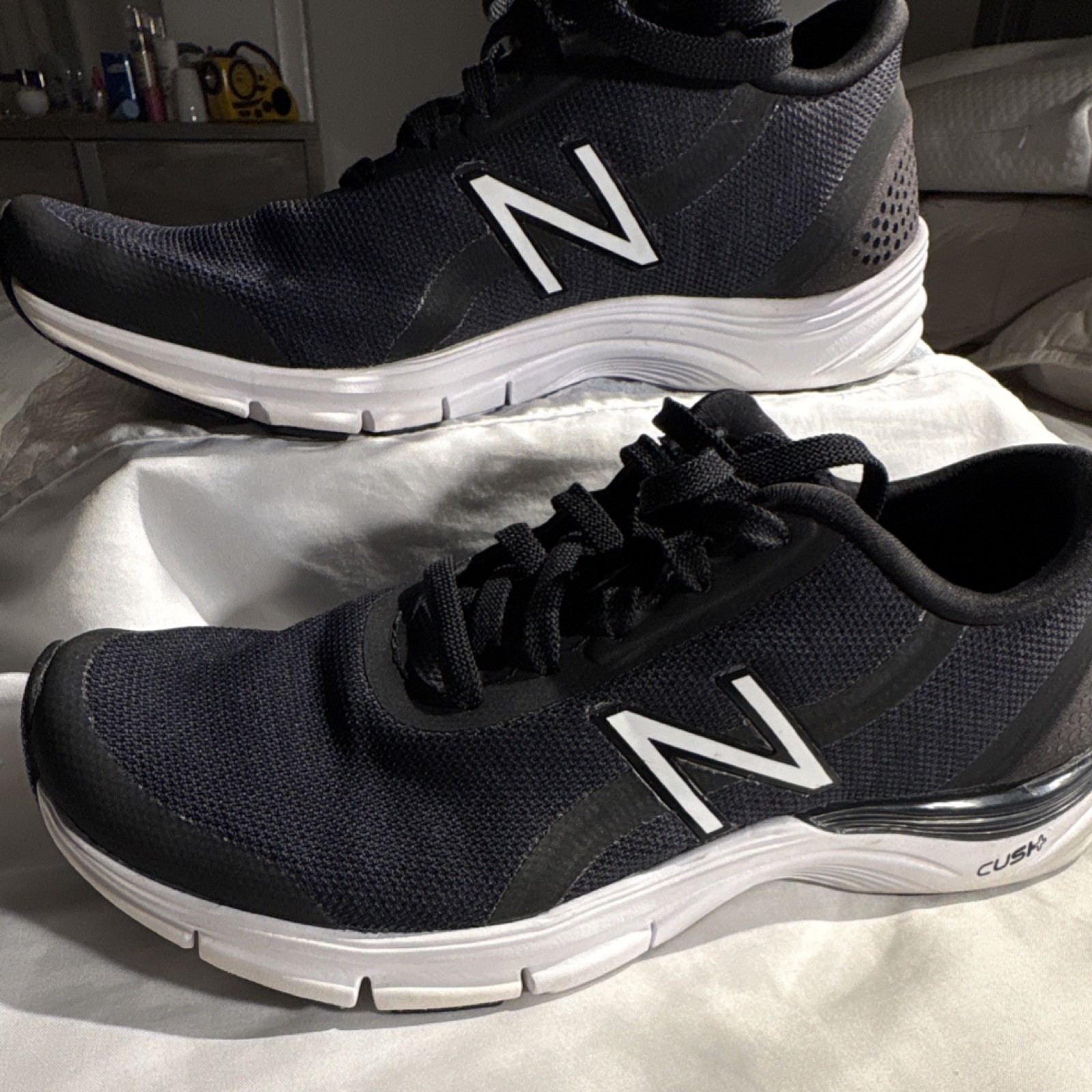 New Balance Women’s Black/White Mesh Low Top Lace-Up Athletic Sneakers WX711BH3