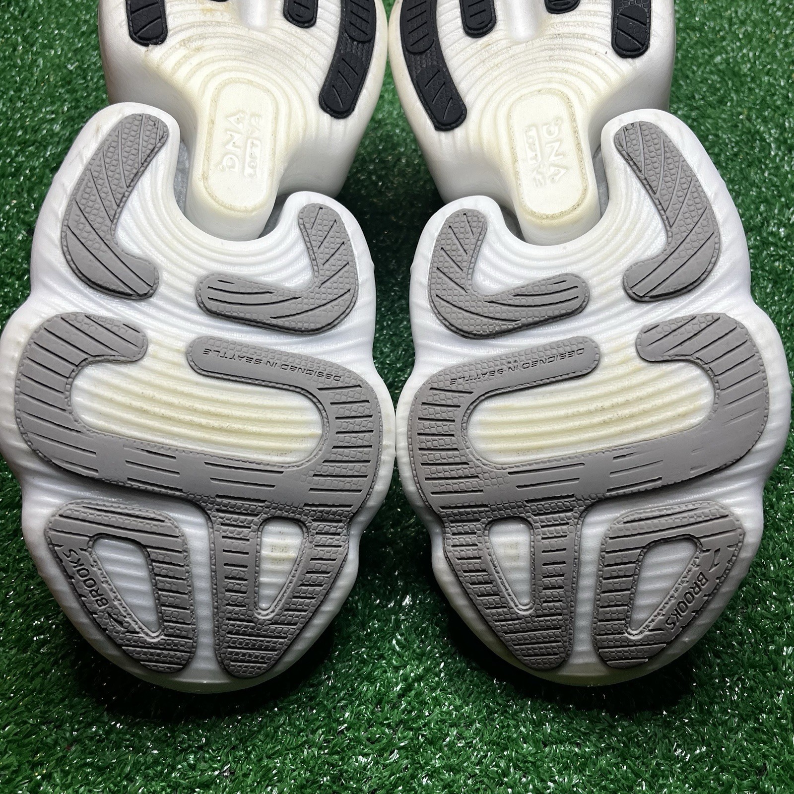 Brooks Aurora BL women’s size 7 Nitrogen Injected Running Shoes White/black
