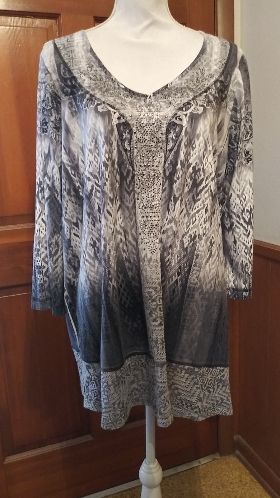 Energy World Wear 3X Long Sleeve Soft Greys Blk White Bling at Neck 30″ Long ene