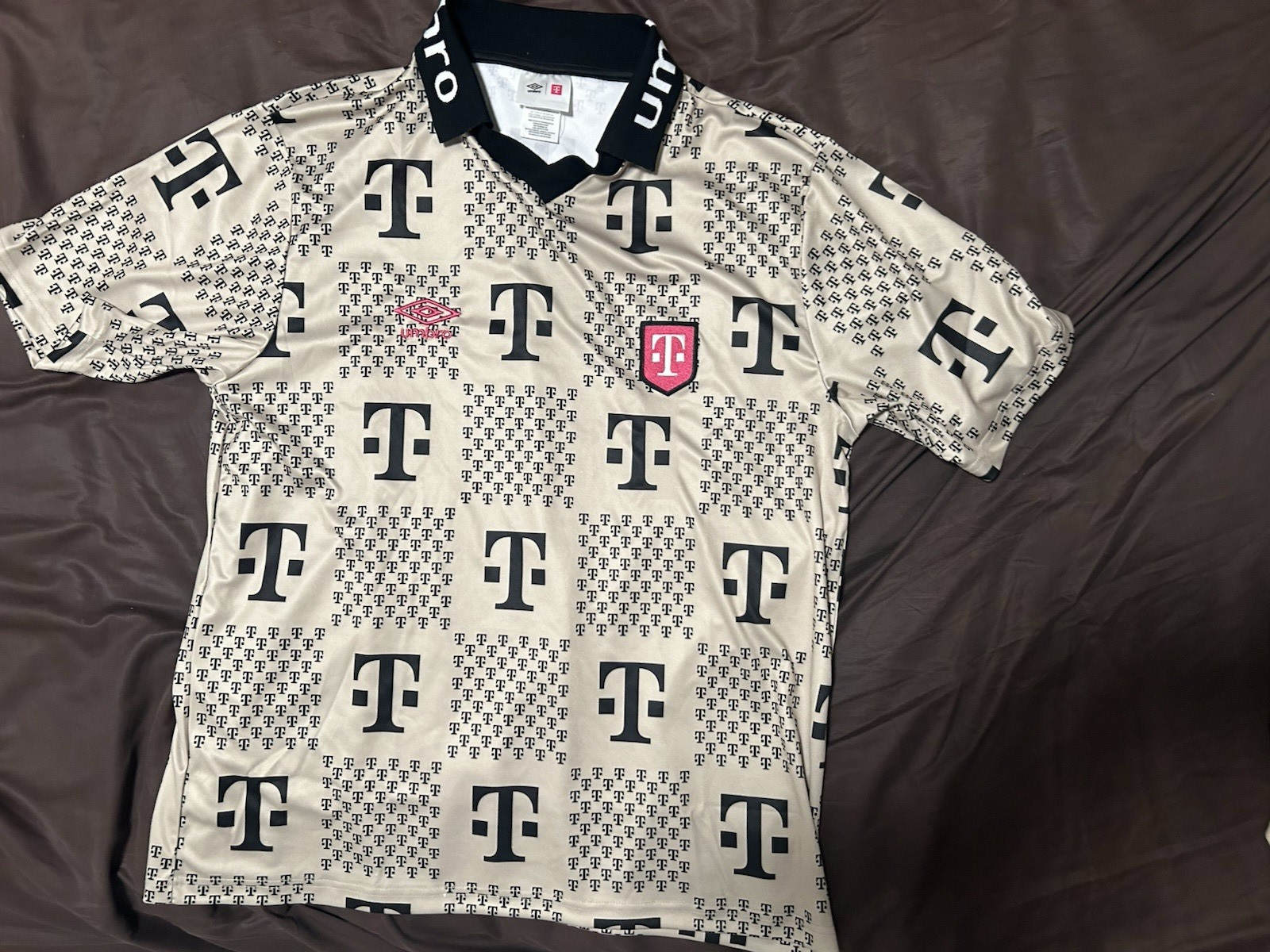 T-Mobile/Umbro Men’s L EXCLUSIVE Short Sleeve Crew Neck Logo Print