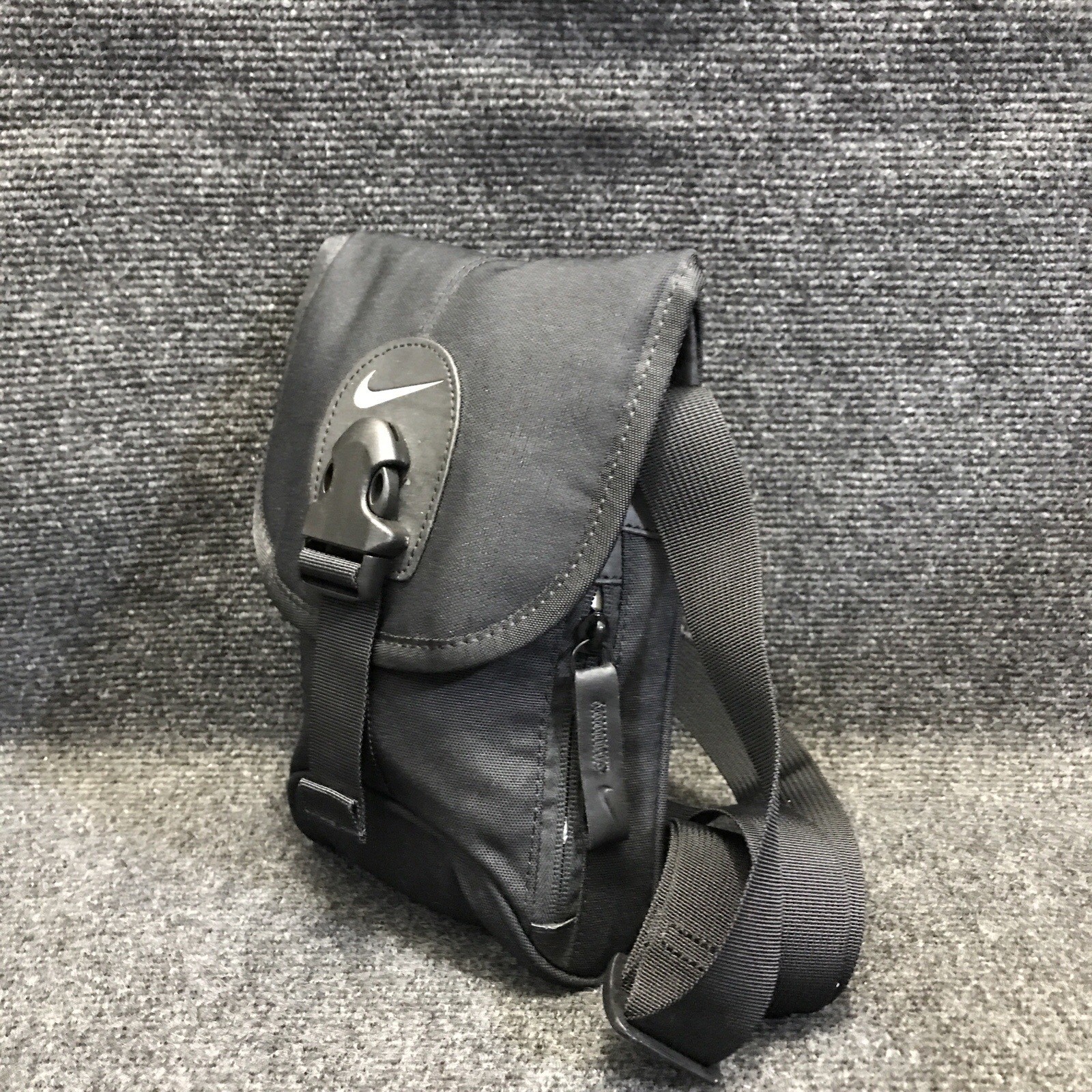 Nike BA1797-054 Black Adjustable Crossbody Shoulder Strap Bag w/ Clip Close Top