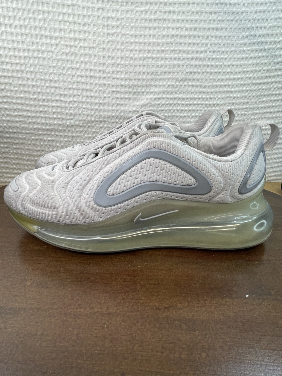 Nike Air Max 720 Vast Grey White Athletic Shoes Women’s Size 9.5 Sneakers