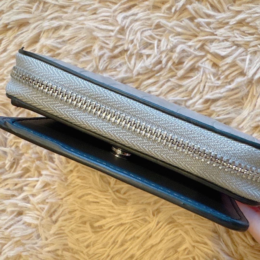 H Ri COACH Light Gray Crocodile Embossed Two Fold Wallet