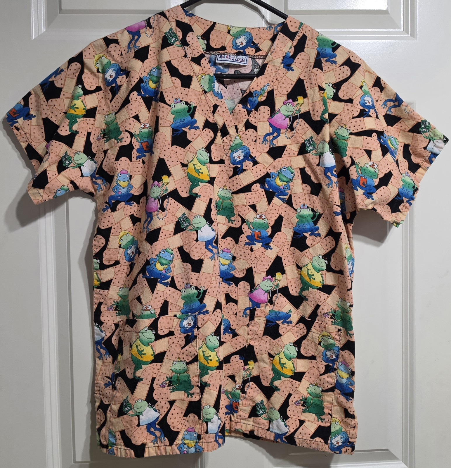 Mad About Scrubs Froggy 2 Front Pocket Scrub Top Size:XS