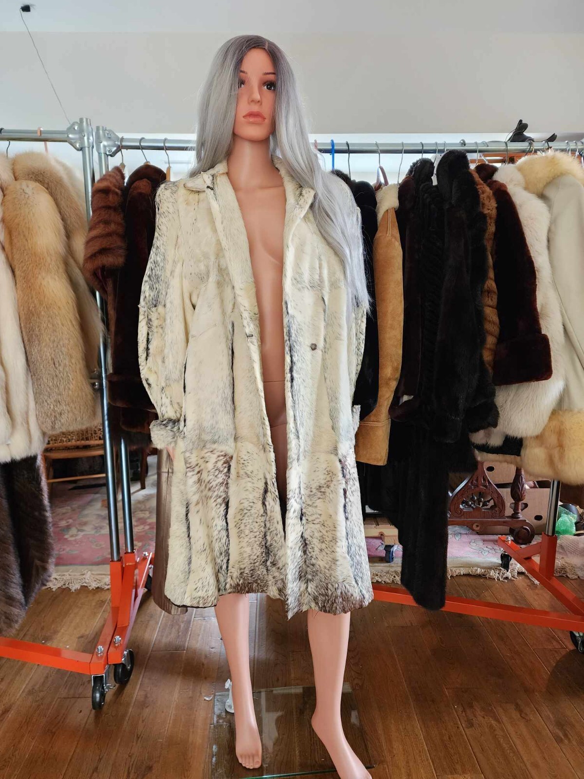 Fur Coat Full Length: Shoulder 18in, Length 41in, Sleeve 25in