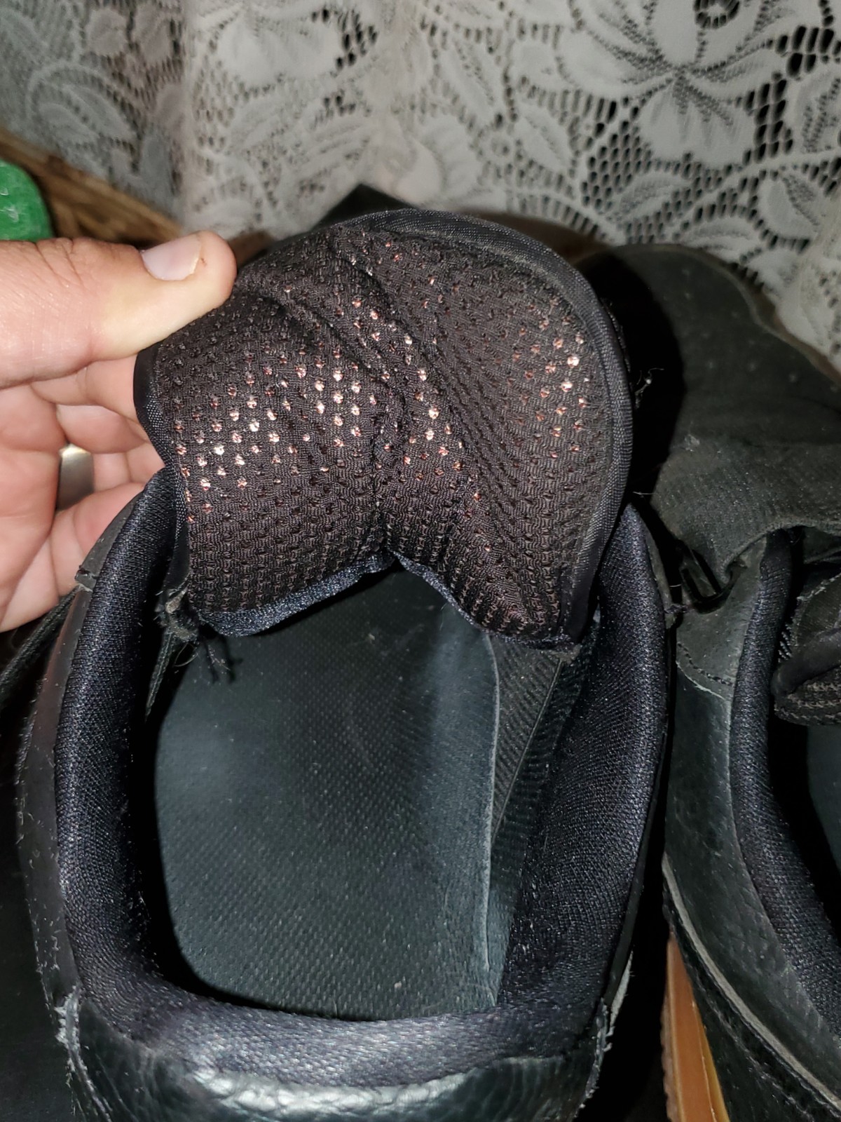 Nike Men’s Low Top Athletic Sneakers Black Solid Buckle Hook & Loop Gum Sole